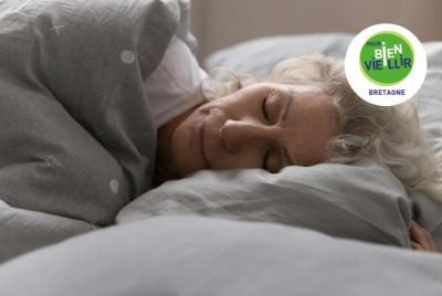 gros plan femme senior dormant