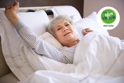 gros plan femme senior s'étirant dans son lit