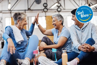 groupe de femmes seniors se tapant dans les mains après une séance de sport collective