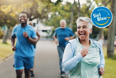 gros plan femme senior courant avec deux autres personnes derrière elle