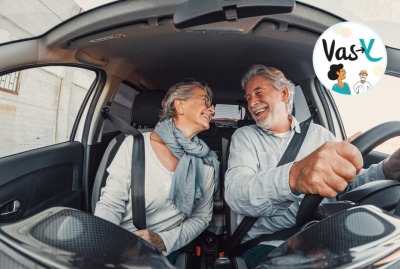 couple de seniors se souriant dans une voiture