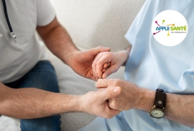 gros plan mains médecin serrant celles d'un patient