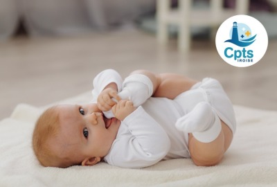 gros plan bébé allongé sur tapis et jouant avec ses pieds