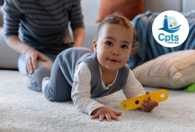 jeune enfant jouant sur un tapis