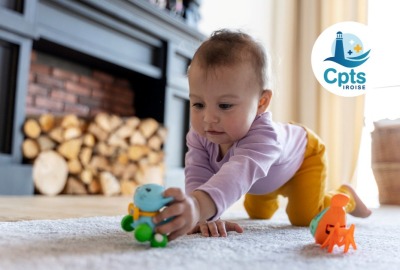 enfant jouant avec des jeux sur un tapis