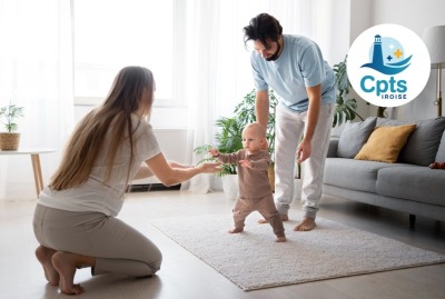 parents regardant bébé faire ses premiers pas