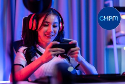 jeune femme jouant à un jeu vidéo, casque sur les oreilles