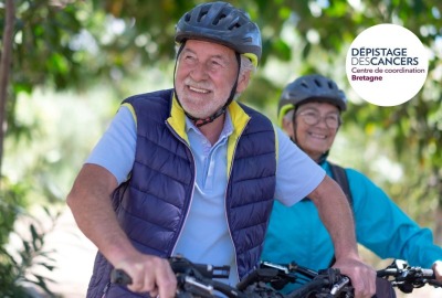 gros plan couple de seniors faisant du vélo