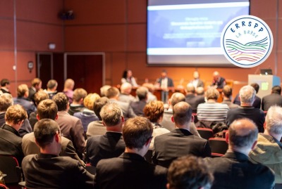 personnes de dos assistant à une conférence