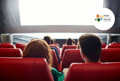 personnes regardant film salle cinéma