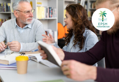 senior et jeune femme discutant dans bibliothèque