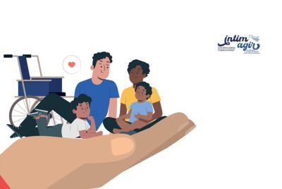 illustration famille 2 adultes 2 enfants avec un fauteuil roulant