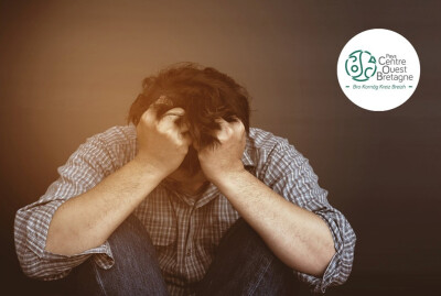 Homme Triste se Tenant La Tête Avec Les Mains