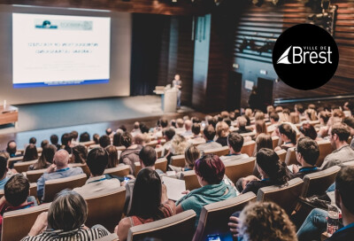 personnes assistant à une conférence dans un amphi