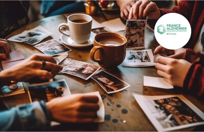 groupe partageant photos souvenirs et cafés