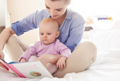 maman lisant livre à son bébé