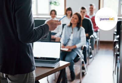 Suivi Cours Adultes Dans Une Salle De Classe