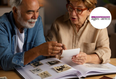couple de seniors regardant un album de photos anciennes